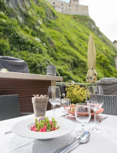 Set table on the terrace of Restaurant Elizabeth in Trencin with a view of the castle (c) Dominik Slotik