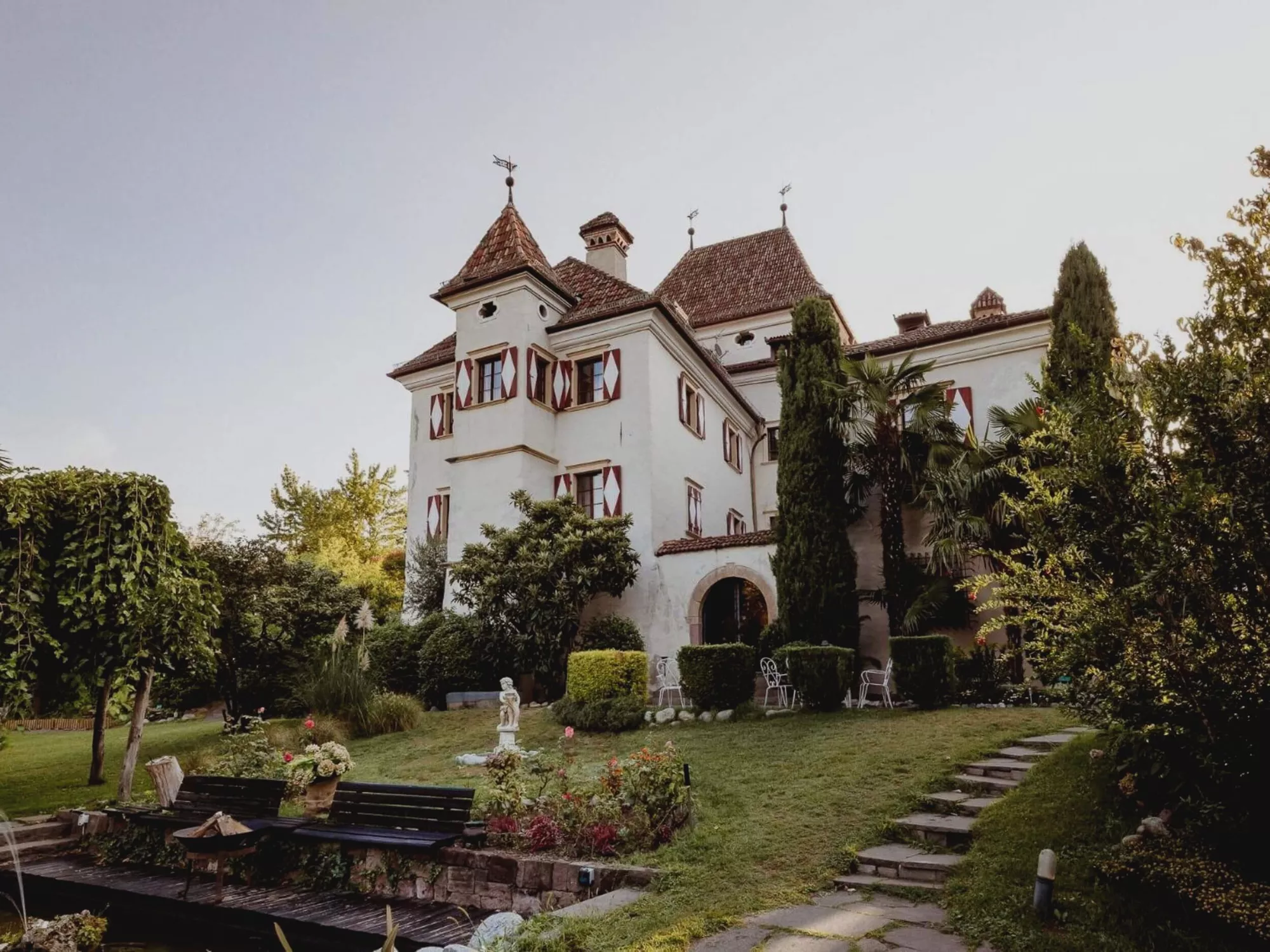 Hotel Castel Rundegg mit seinem Garten in Meran, Südtirol