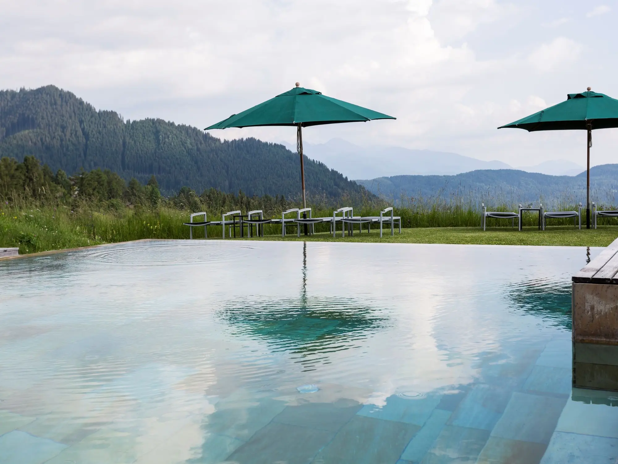 Infinity Pool vom Zirmerhof in Radein, Südtirol (c) Foto Der Zirmerhof