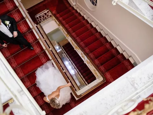 Hochzeitspaar schreitet die Treppen im Hotel Elizabeth in Trencin hinab (c) Foto Hotel Elizabeth