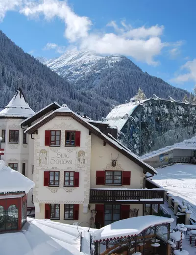 The Bergschlössl in St. Anton am Arlberg in winter, located right by the valley station (c) photo Das Bergschlössl