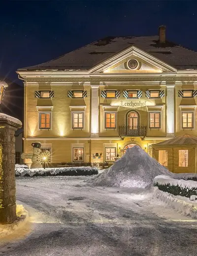 Nächtliche Aufnahme vom romantisch erleuchtetes Hotel Schloss Lerchenhof im Winter (c) Foto Hotel Schloss Lerchenhof