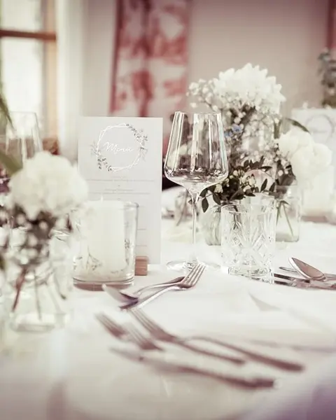 Festlich gedeckter Tisch mit Blumenschmuck ganz in weiß, Schloss Mittersill (c) Foto Miriam Kronreif Photography