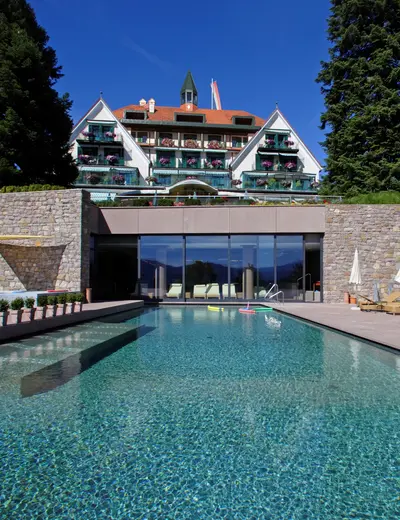 Parkhotel Holzner in Oberbozen mit Infinity Pool im Vordergrund (c) Foto Parkhotel Holzner