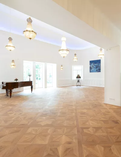 Large ballroom with piano and parquet flooring in Schloss Schönau south of Vienna (c) photo www.christianbeham.at