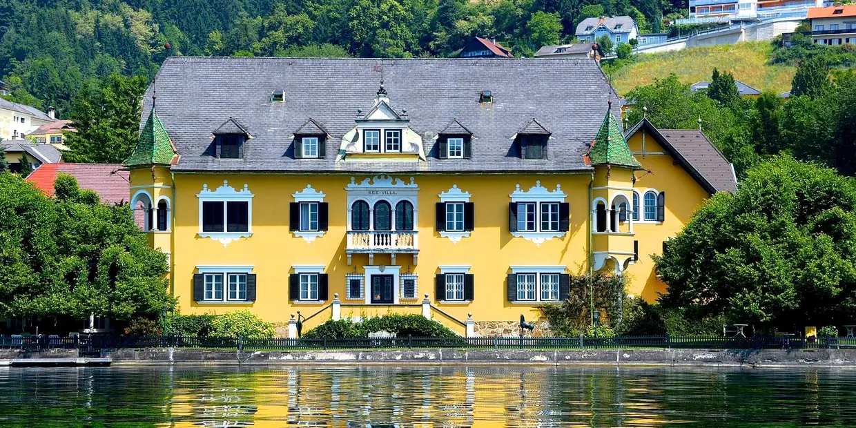 Blick vom See auf das Hotel See-Villa in Millstatt (c) Foto Hotel See-Villa