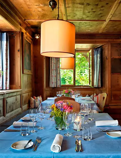 Wood-paneled dining room with a set table at Restaurant Landgasthof Linde in Stumm, Zillertal (c) Heli Hinkel