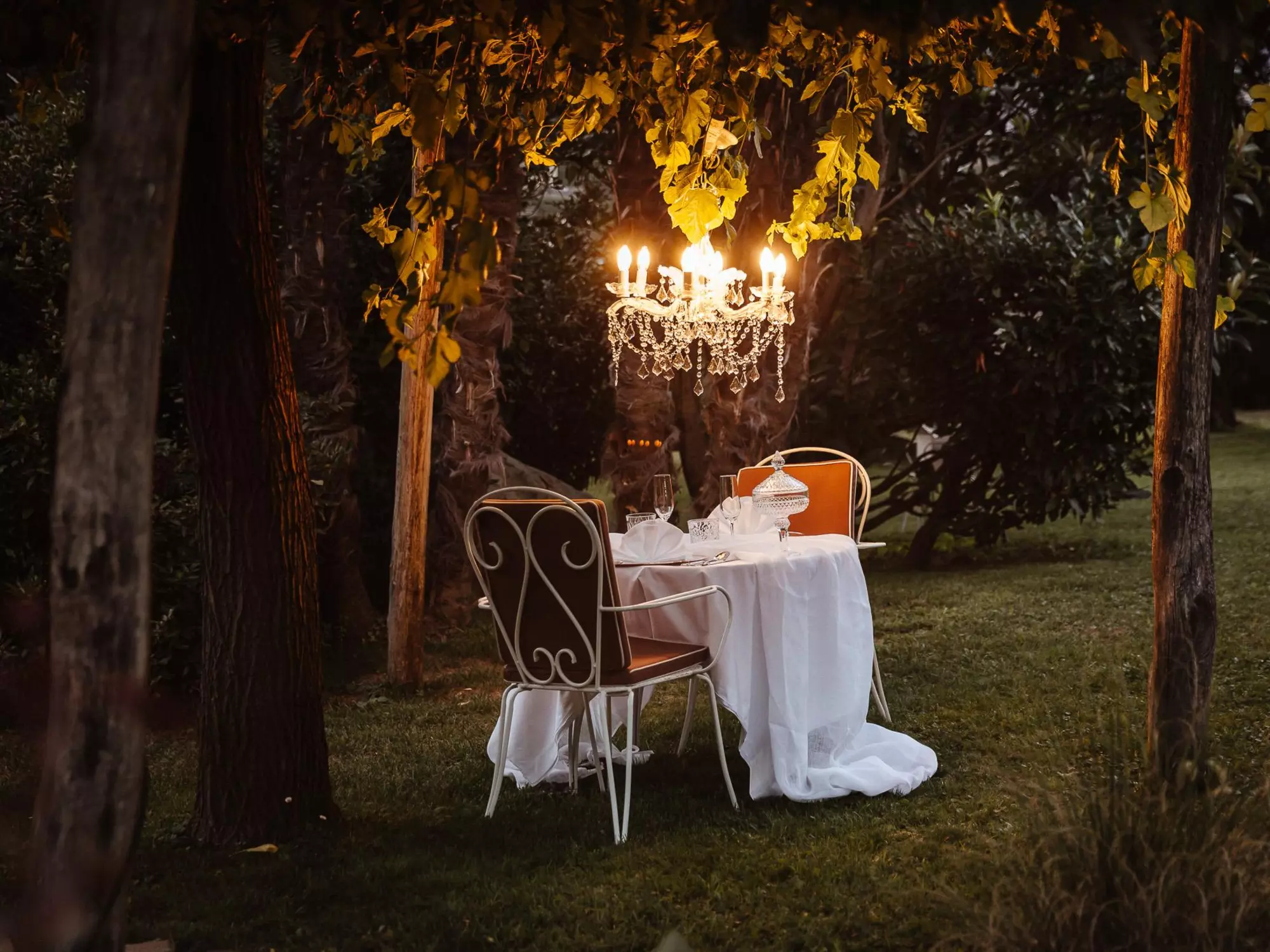 Romantisch gedeckter Tisch am Abend im Garten vom Hotel Castel Rundegg in Meran, Südtirol (c) Foto Hotel Castel Rundegg