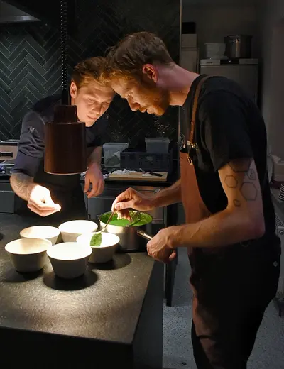 Supper Club (c) Ansitz Felsenheim Benedikt Kössler of Ansitz Felsenheim preparing for the Supper Club in the kitchen with a member of his team (c) photo Ansitz Felsenheim