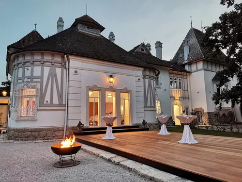 Schloss Schönau in Abendstimmung mit romantischen Feuerschalen, Schönau an der Triesting, Niederösterreich