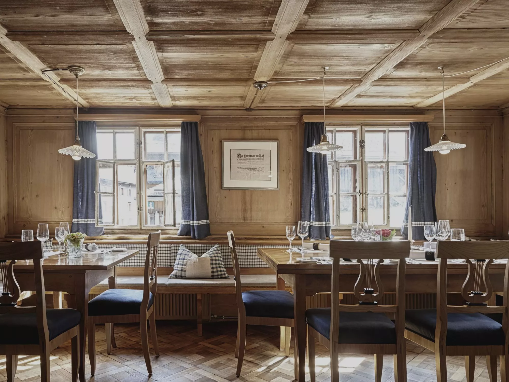 Set tables in the dining room of the Hotel Hirschen restaurant in Schwarzenberg (c) Adolf Bereuter.