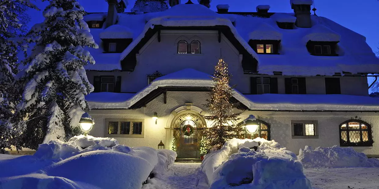 Nachtaufnahme vom tiefverschneiten Landhaus Koller in Gosau, Salzkammergut
