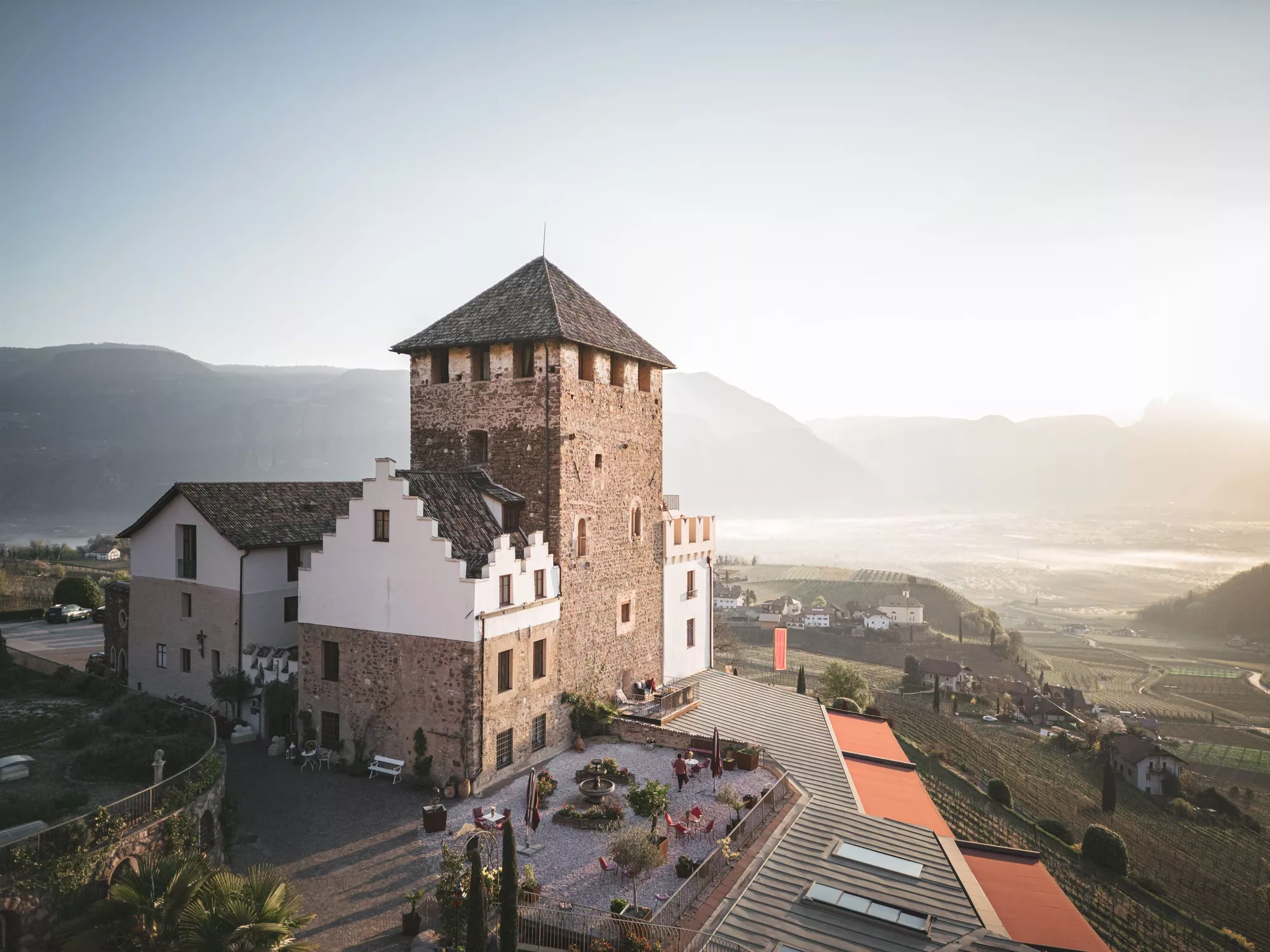 Blick auf das Schloss Hotel Korb in Eppan, Südtirol und die ihm zu Füßen liegende Landschaft (c) Foto Koni Studios