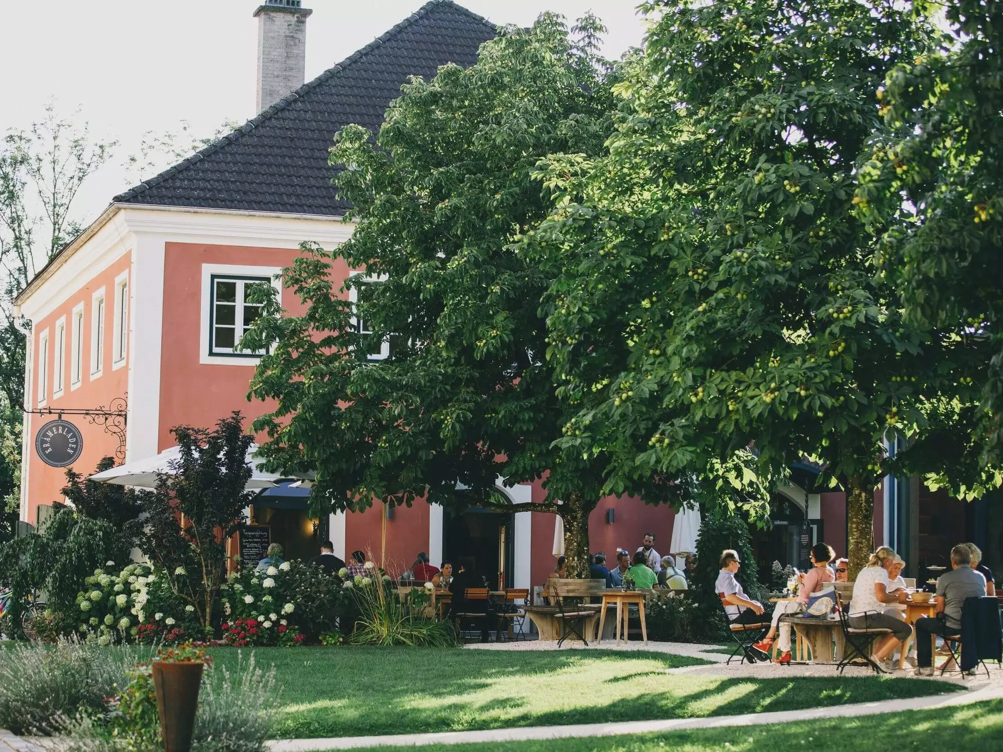Stiegl-Gut Wildshut mit Garten und Kastanienbäumen, St. Pantaleon in Oberösterreich (c) Foto Schlosshotels & Herrenhäuser