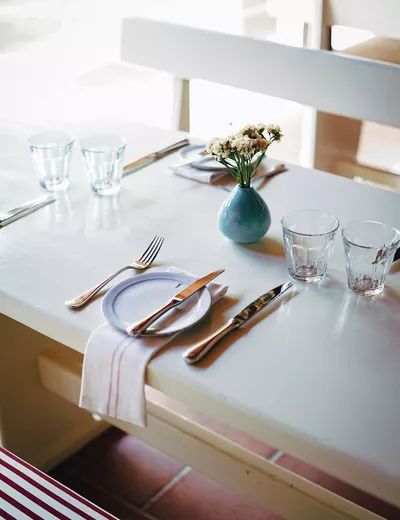 Weisser gedeckter Tisch im Restaurant Heurigenhof Bründlmayer (c) Foto Studio Pilens