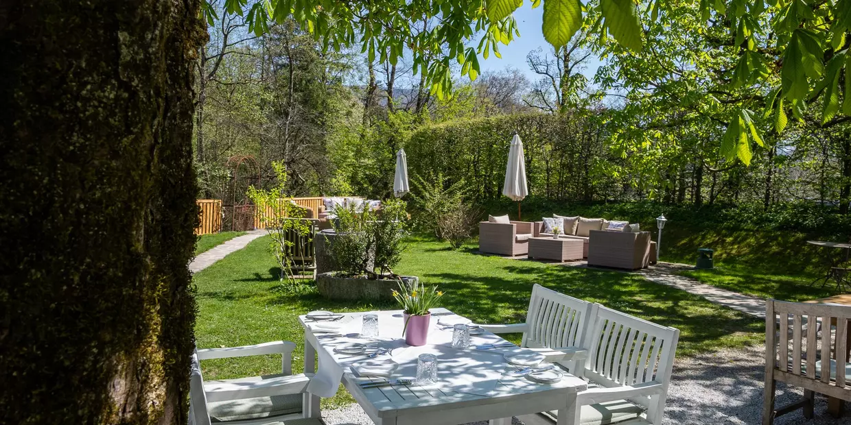 Gastgarten mit schön gedeckten Tischen vom Schlosswirt zu Anif südlich von Salzburg