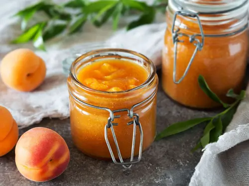 Apricots and apricot jam (c) photo Elena Leya / Unsplash