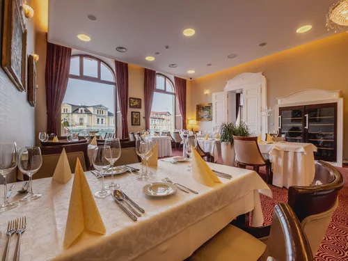 Set tables at Restaurant Elizabeth with a view of the old town in Trencin (c) Robert Bertold.