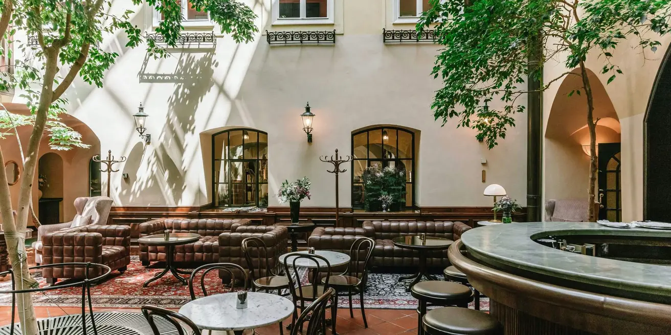 Inner courtyard, atrium (c) Hotel König von Ungarn Inner courtyard with club chairs at the Hotel König von Ungarn in Vienna (c) Photo Hotel König von Ungarn