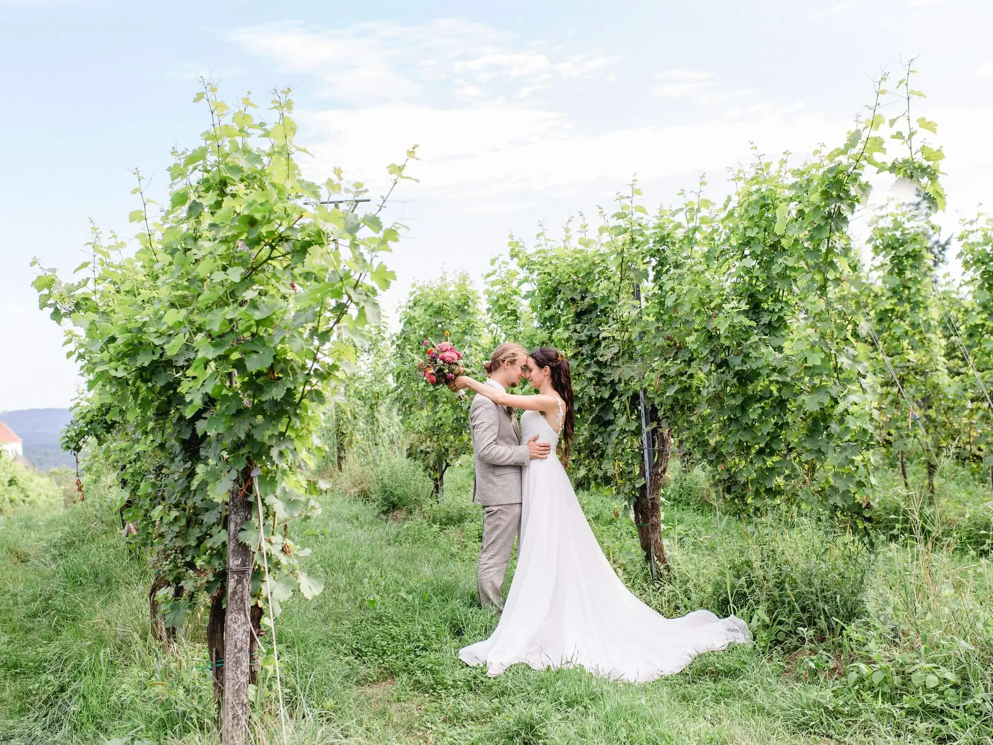 Heiraten auf Schloss Kapfenstein (c) Carina Ramsauer Ein Hochzeitspaar im Weingarten vom Schloss Kapfenstein (c) Foto Carina Ramsauer