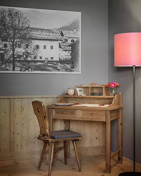 Sekretär und Stuhl aus Holz mit Stehlampe und altem Bild vom Hotel Landgasthof Linde in Stumm im Zillertal (c) Heli Hinkel