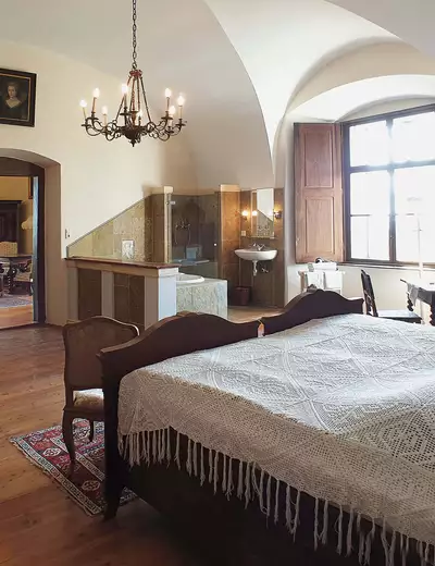 Ein mit antiken Möbeln ausgestattetes Doppelzimmer in der Burg Bernstein im Burgenland, namens Gottgetröst