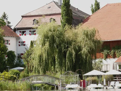 Schlosshotel Iglhauser with garden on Mattsee
