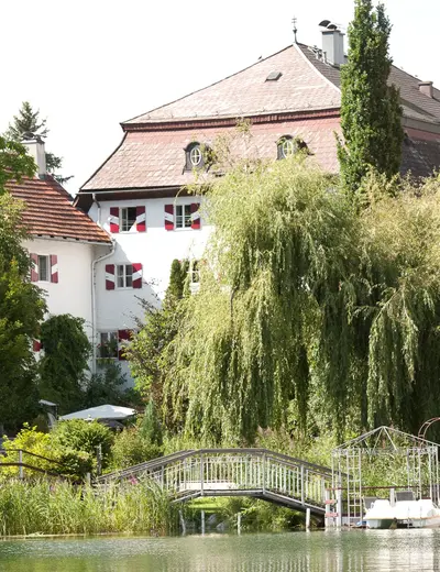 (c) Schlosshotel Iglhauser Schlosshotel Iglhauser photographed from the garden, with a weeping willow in the foreground (c) photo Schlosshotel Iglhauser