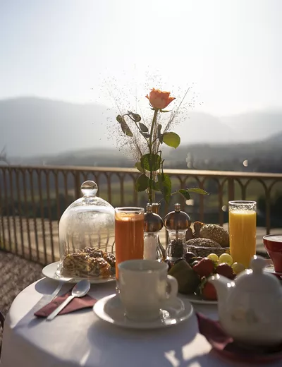 Privates Märchenfrühstück auf der Terrasse vom Schloss Hotel Korb in Eppan mit umwerfendem Ausblick (c) Foto Social Ventures