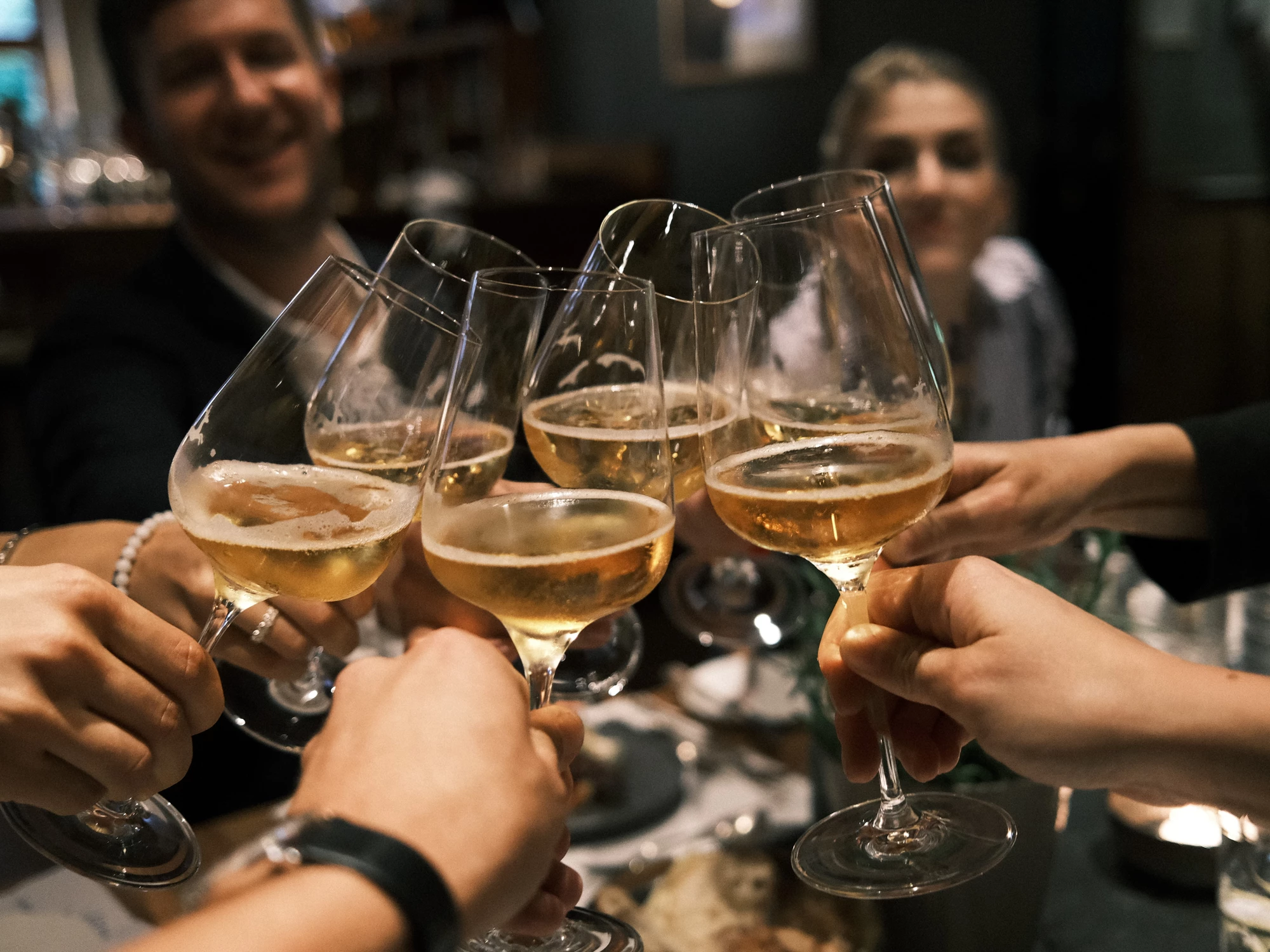 An infusion of champagne – chinking champagne glasses at Hotel Hirschen Schwarzenberg (c) Cornelius Klimt