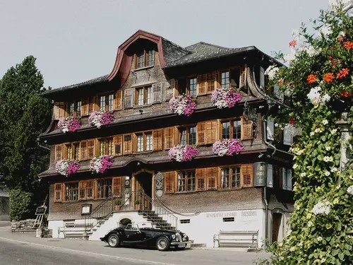 Hotel Hirschen in Schwarzenberg with vintage car in front of the entrance, Bregenzerwald region (c) Foto Adolf Bereuter