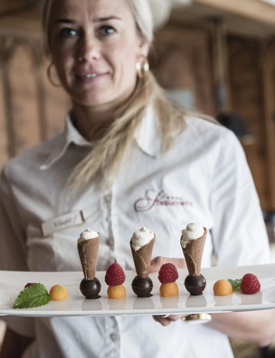 Pâtissière at the Strasserwirt in East Tyrol with a selection of sweet creations (c) Photo Strasserwirt