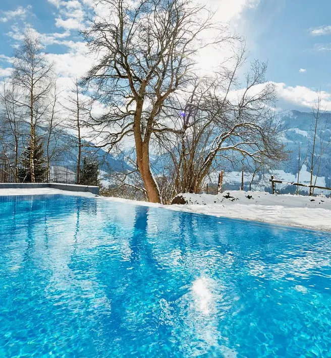 Outdoor pool in winter at Schloss Mittersill, Pinzgau, Salzburg (c) Photo Schloss Mittersill