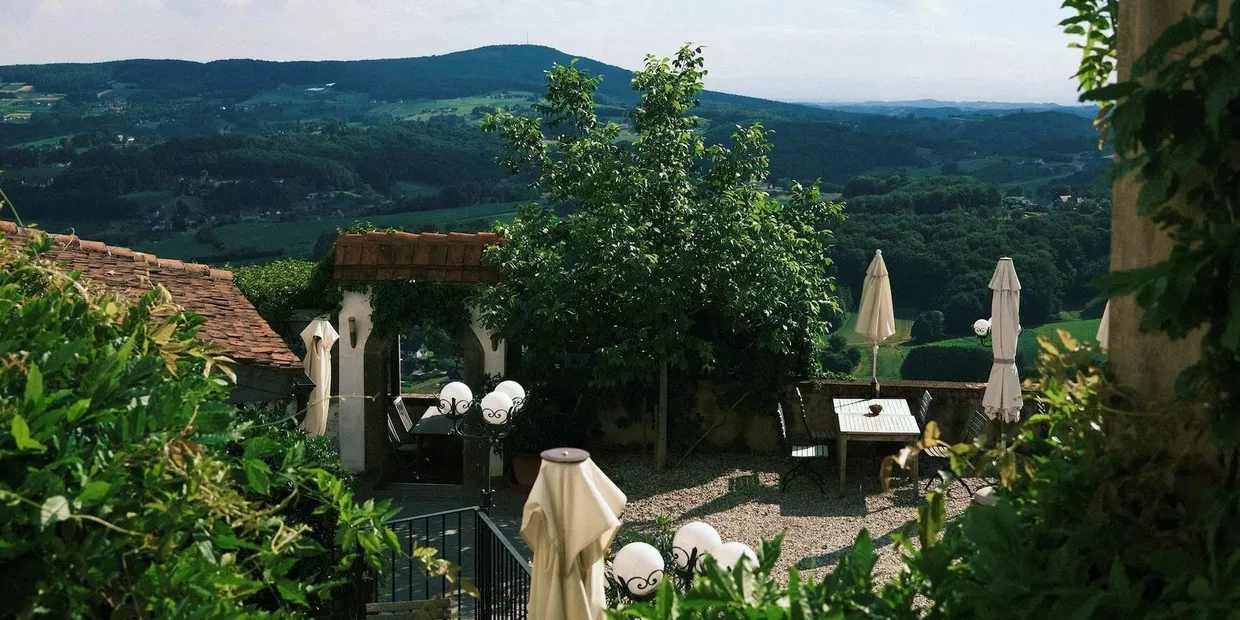 Ausblick auf die Hügellandschaft des steirischen Vulkanlands vom Hotel Schloss Kapfenstein in der Steiermark (c) Schlosshotels & Herrenhäuser / Cornelius Klimt