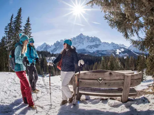 Drei Personen beim Winterwandern im Hochpustertal bei strahlendem Sonnenschein (c) Foto Harald Wisthaler