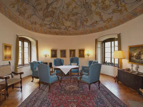 Salon mit Fresko an der Decke und antiken Möbeln in der Burg Feistritz am Wechsel in Niederösterreich