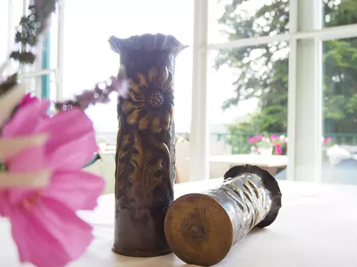 Vasen aus Kanonenhülsen im Parkhotel Holzner, Oberbozen