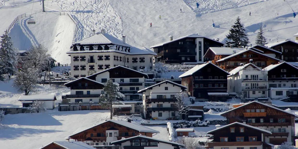 Zoomed-in shot of Lermoos with Ansitz Felsenheim by the ski slope (c) photo Ansitz Felsenheim