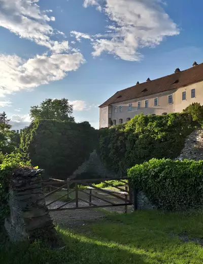 Blick vom Park auf die Burg Bernstein, Burgenland