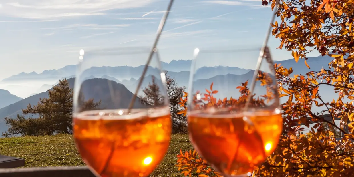 Zwei Gläser mit Aperol Spritz auf der Terrasse vom Hotel Der Zirmerhof in Radein, Südtirol (c) Foto Der Zirmerhof