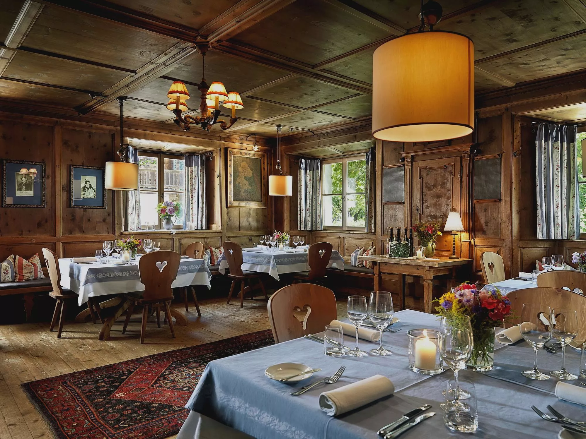 Beautifully set tables in the big dining room of historic Landgasthof Linde in Tyrol (c) Heli Hinkel