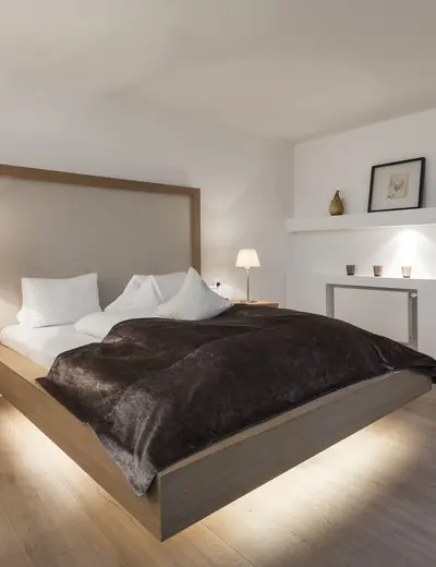 Elegantes, geräumiges Doppelzimmer in Brauntönen mit Holzboden im Strasserwirt in Osttirol (c) Foto Strasserwirt