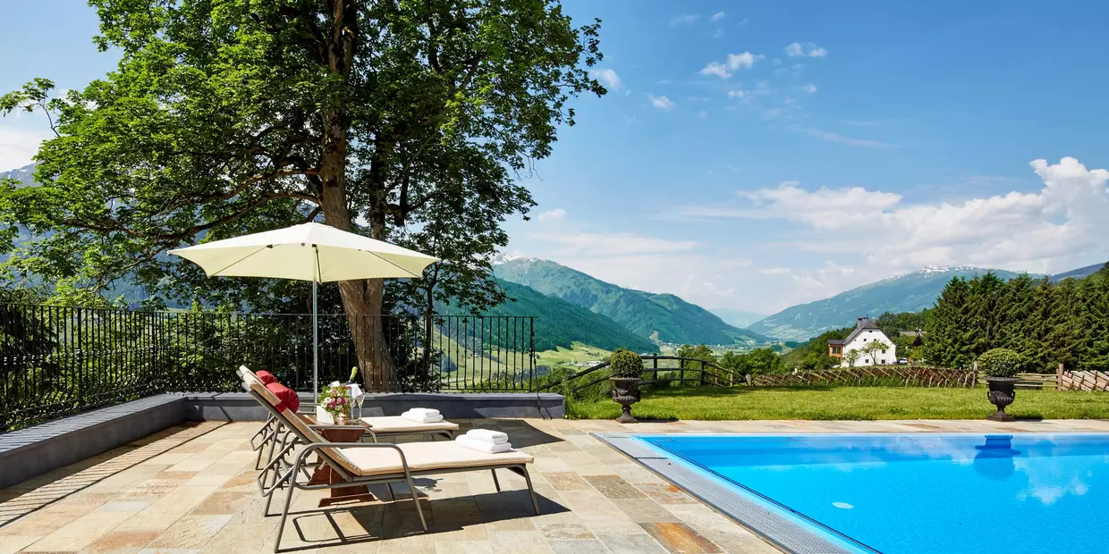 Pool mit Aussicht auf Schloss Mittersill im Pinzgau