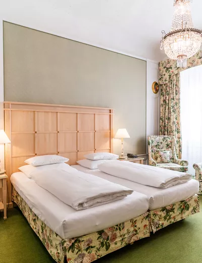 Doppelzimmer mit Blumenmuster im Hotel König von Ungarn in Wien