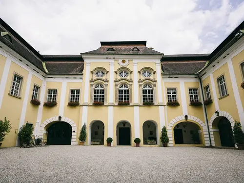 Schloss Gobelsburg mit seinem Innenhof (c) Foto Schlosshotels & Herrenhäuser
