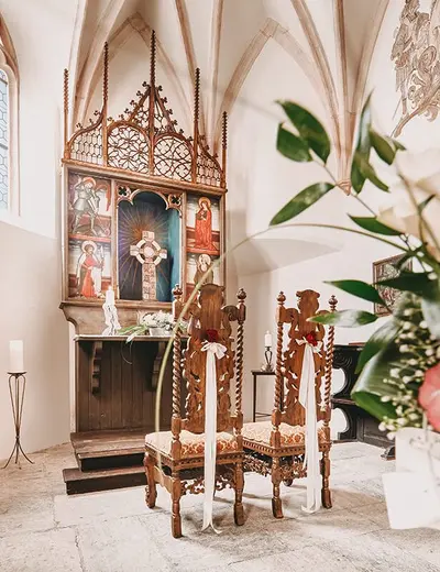 Chapel at Schloss Mittersill (c) Michael Huber Altar with two chairs prepared for a wedding ceremony in the chapel at Schloss Mittersill (c) photo Michael Huber
