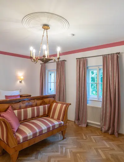 Luxurious Biedermeier-style room at Schlosswirt zu Anif, south of Salzburg (c) photo Schlosswirt zu Anif